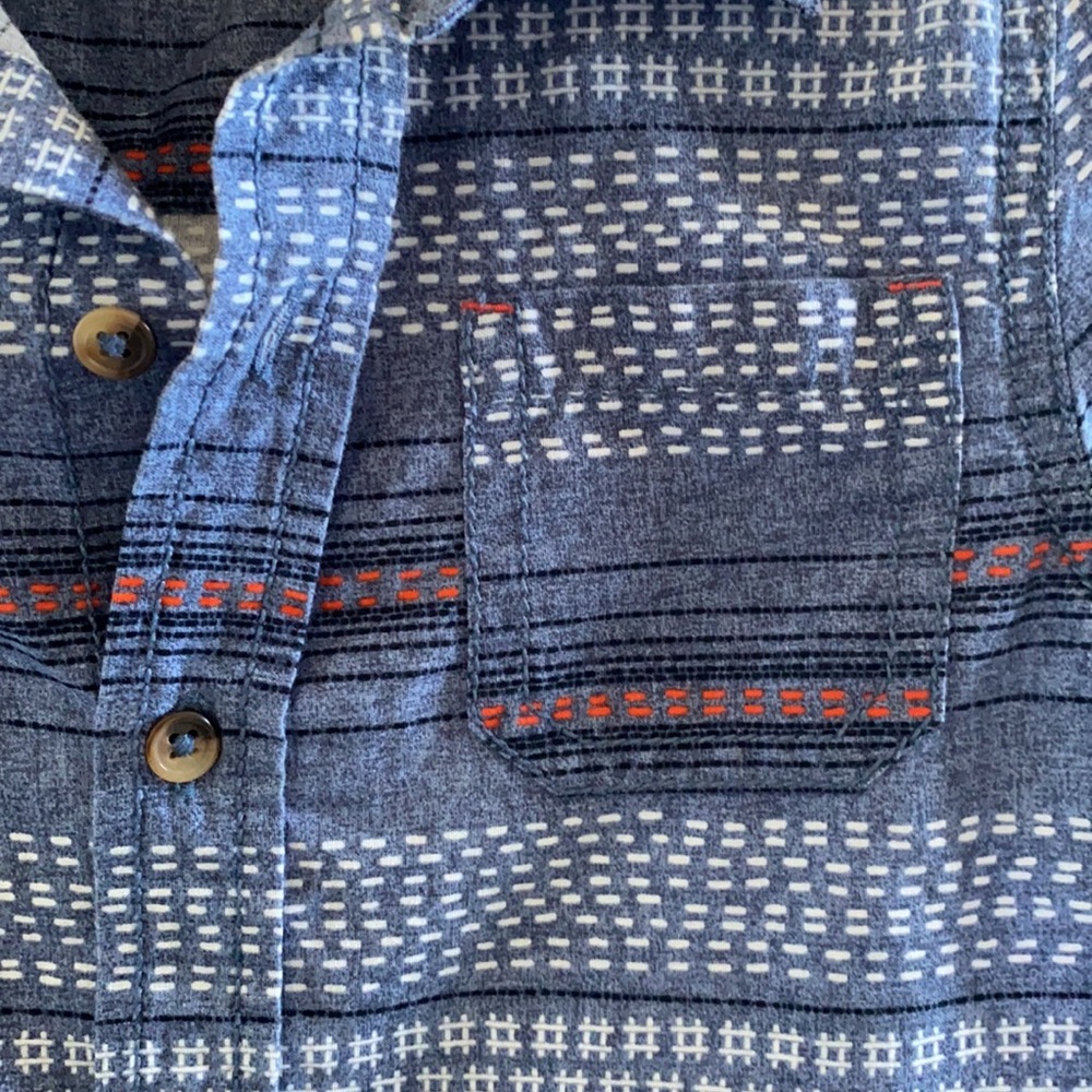 100% Cotton Button-Down 👕 - Picture 2 of 3